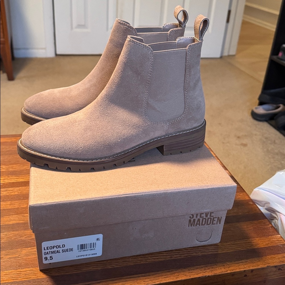 Steve Madden Leopold  Oatmeal Suede Ankle Boots NEW